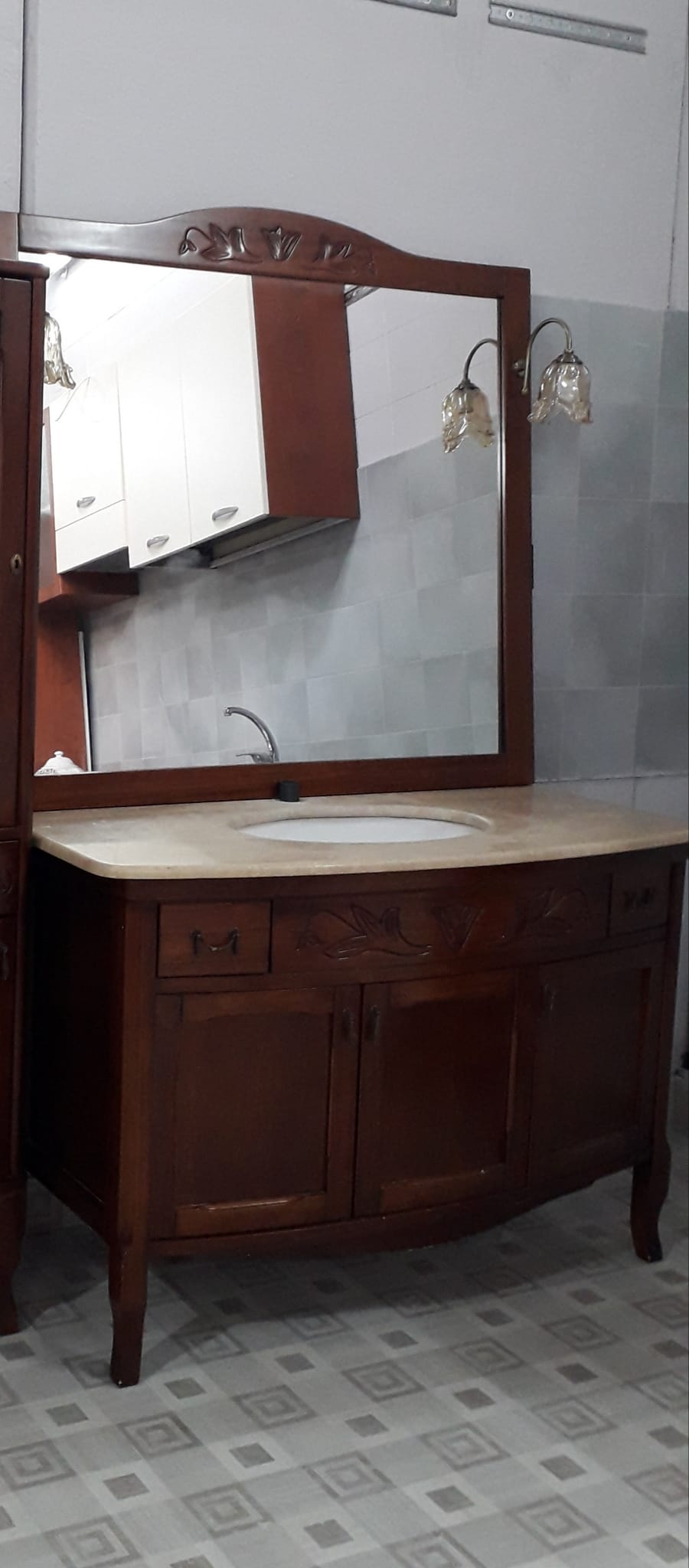 Mobili Bagno Arte Povera Colorati.Catanzaro Mobile Bagno In Legno Massello Di Noce Intagliato Stile Arte Povera 3 Ante 3 Cassetti Con Lavabo In Ceramica Bianca E Piano In Marmo Beige Completo Di Specchio Con 2